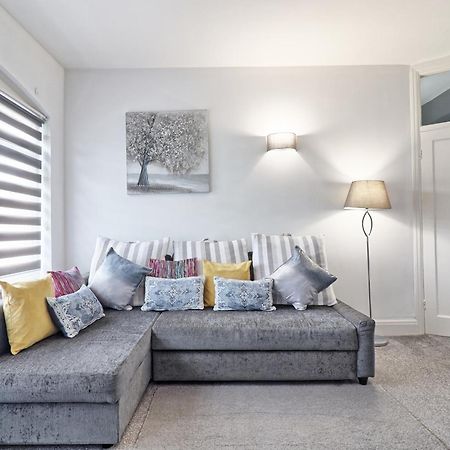 Luxury 3-Bed Apartment Near To London With Parking Hornchurch Kültér fotó