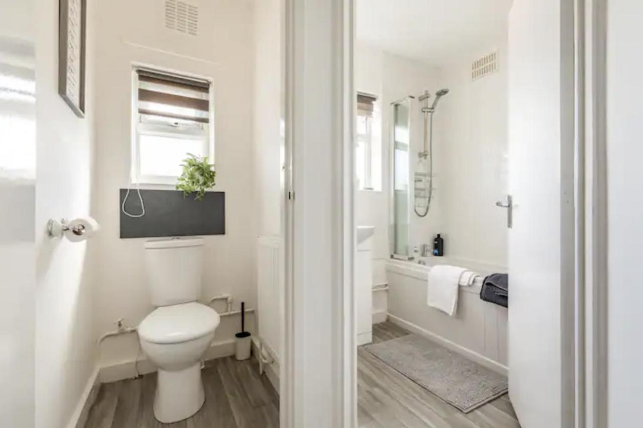 Luxury 3-Bed Apartment Near To London With Parking Hornchurch Kültér fotó