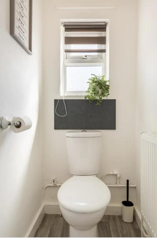 Luxury 3-Bed Apartment Near To London With Parking Hornchurch Kültér fotó
