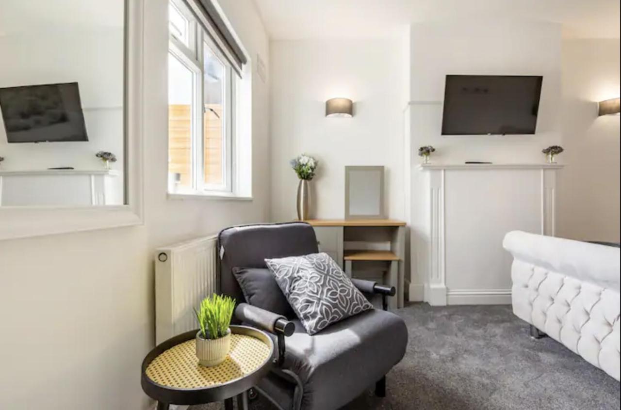 Luxury 3-Bed Apartment Near To London With Parking Hornchurch Kültér fotó