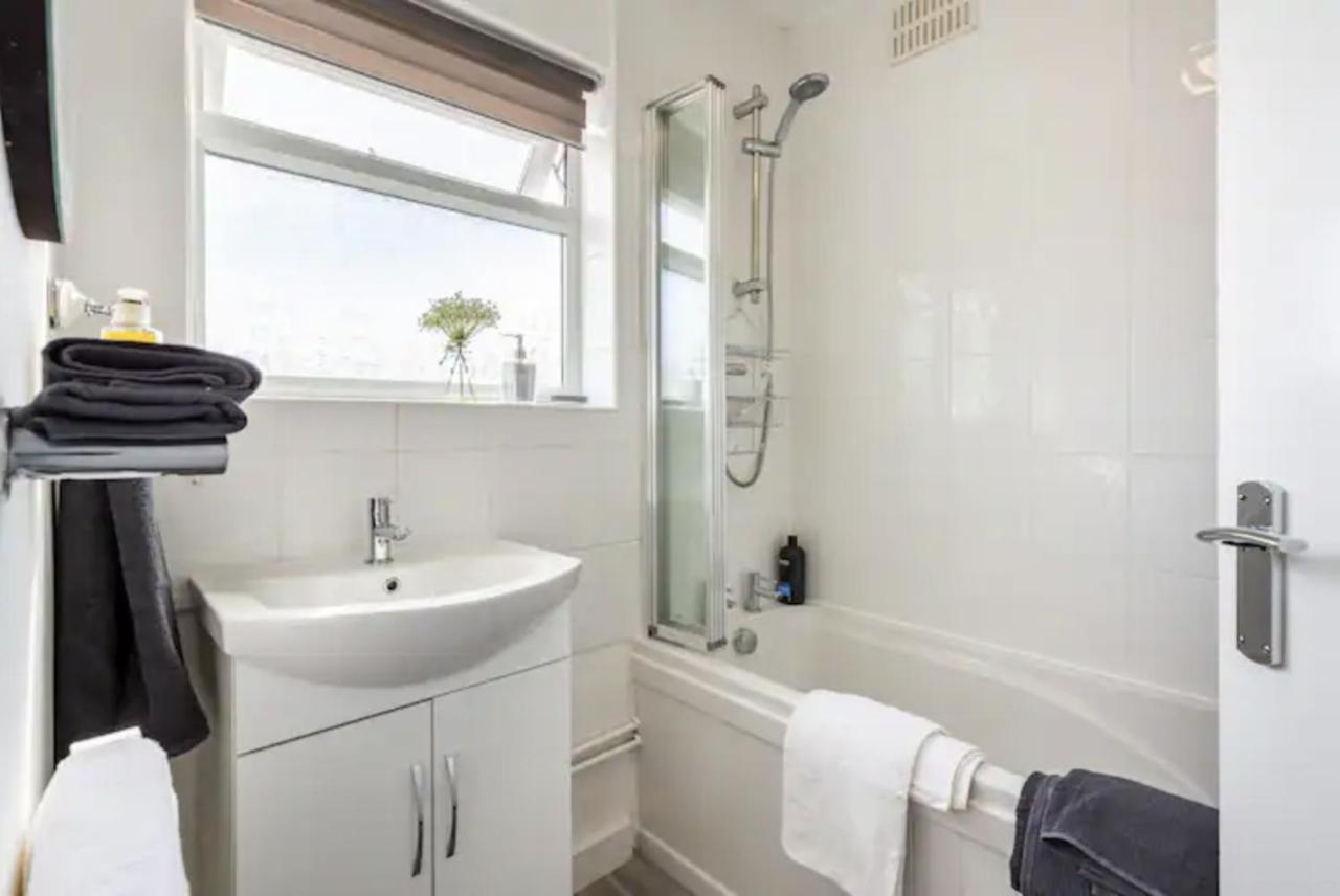 Luxury 3-Bed Apartment Near To London With Parking Hornchurch Kültér fotó