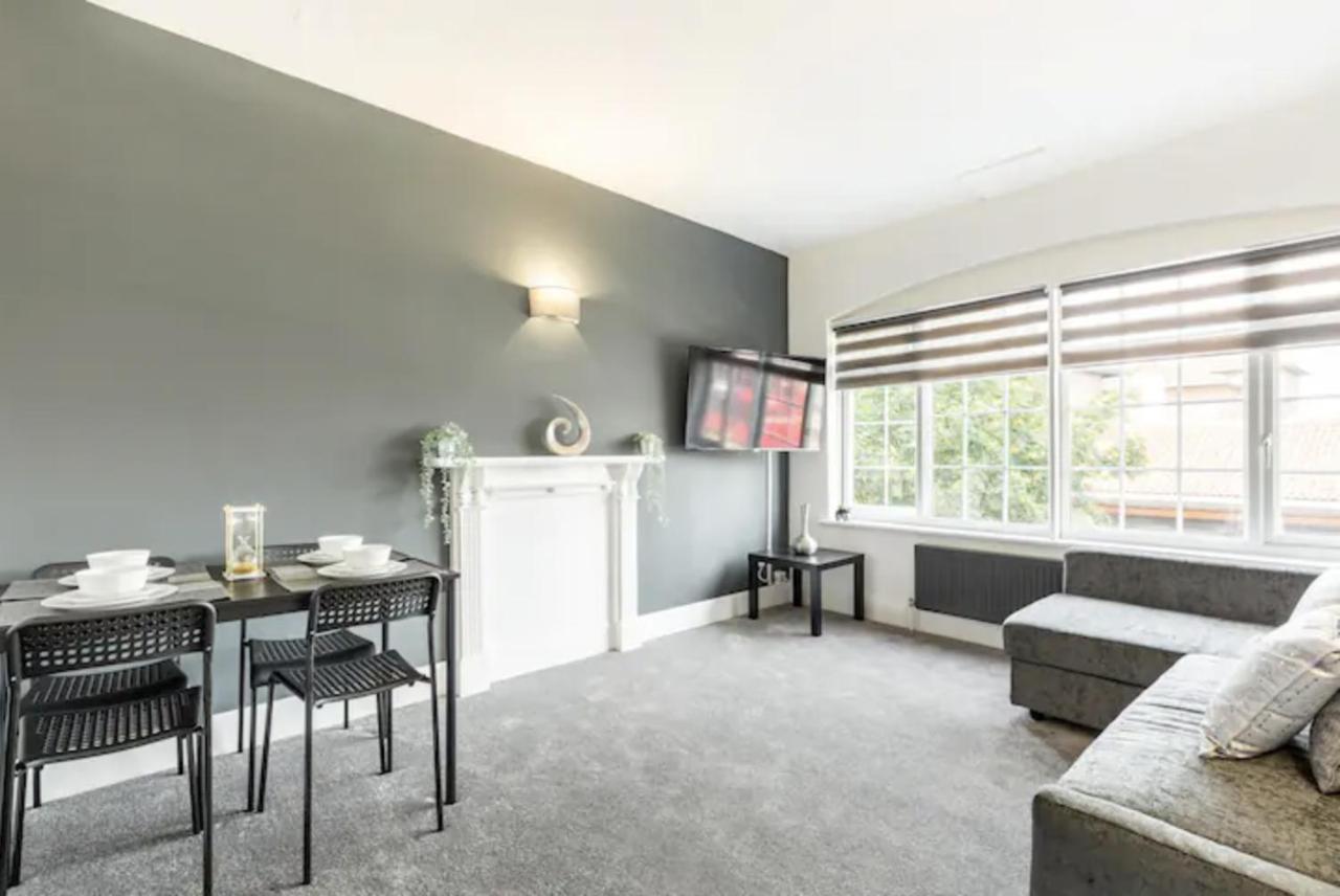 Luxury 3-Bed Apartment Near To London With Parking Hornchurch Kültér fotó