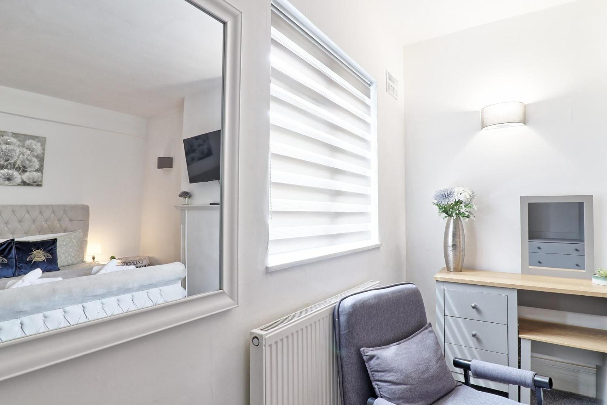 Luxury 3-Bed Apartment Near To London With Parking Hornchurch Kültér fotó