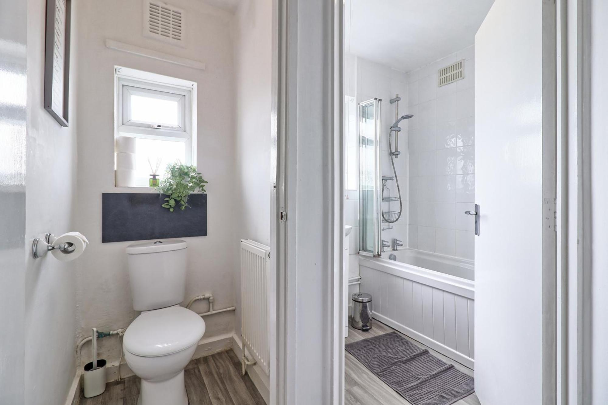 Luxury 3-Bed Apartment Near To London With Parking Hornchurch Kültér fotó