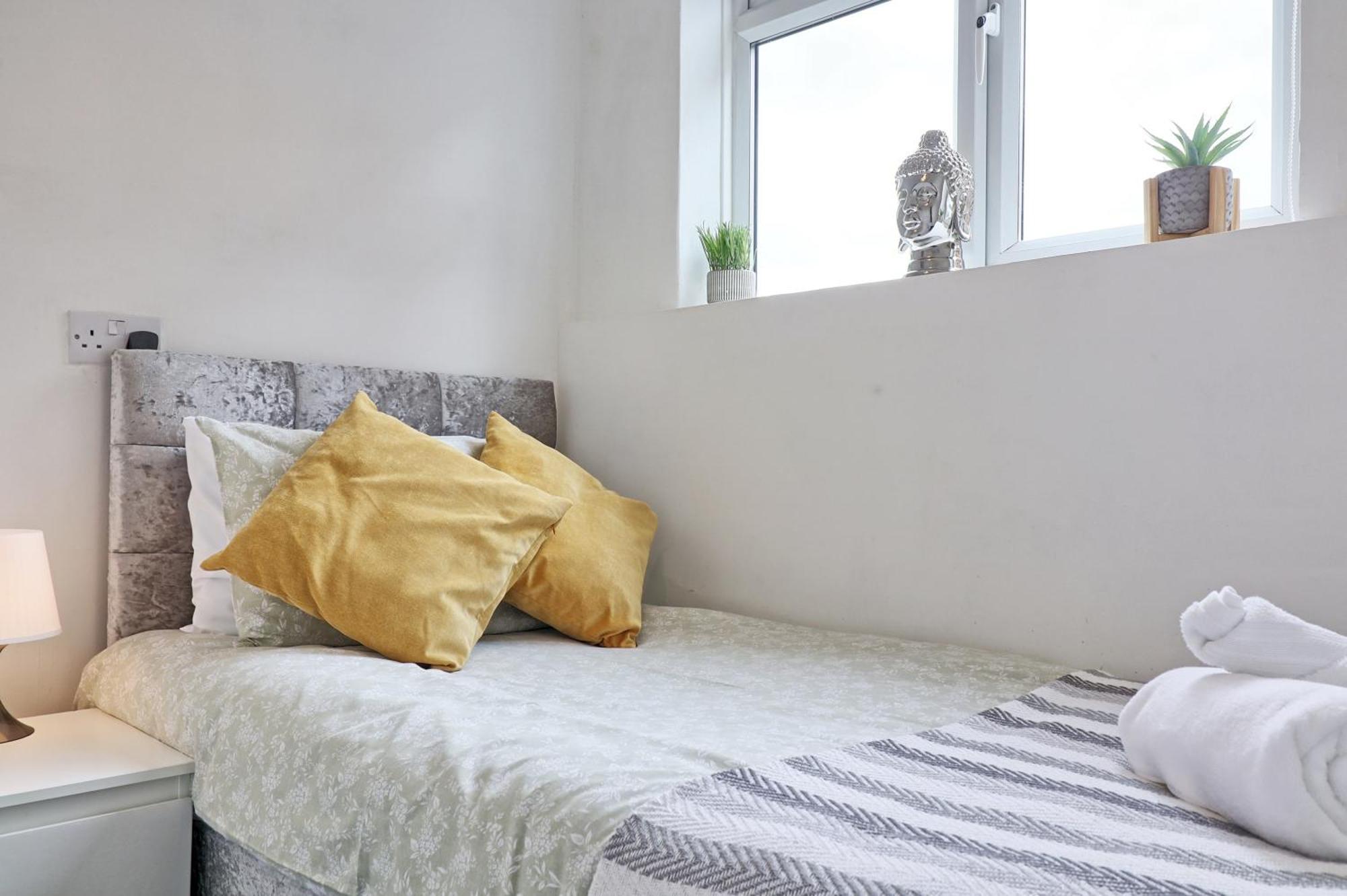 Luxury 3-Bed Apartment Near To London With Parking Hornchurch Kültér fotó