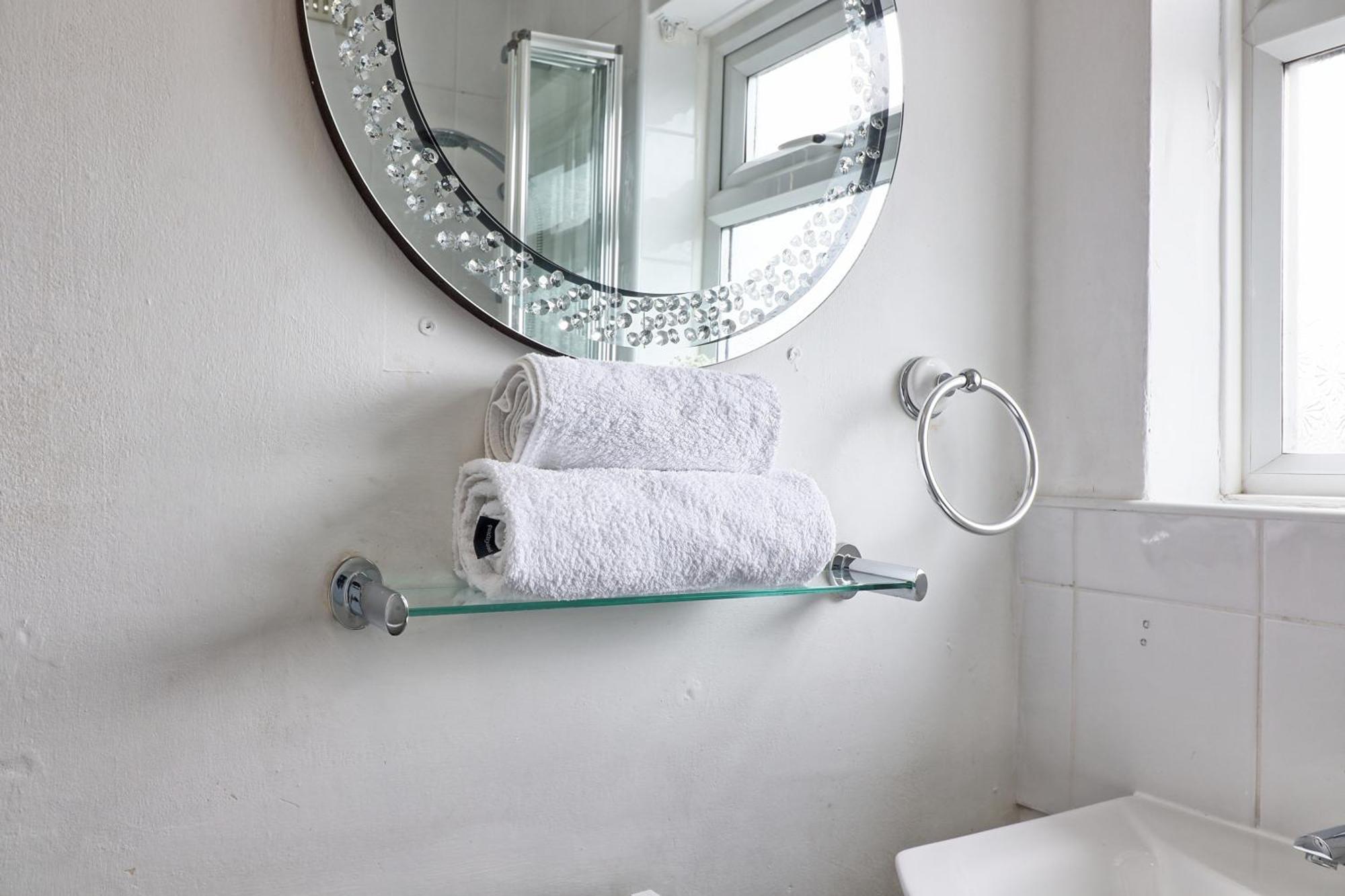 Luxury 3-Bed Apartment Near To London With Parking Hornchurch Kültér fotó