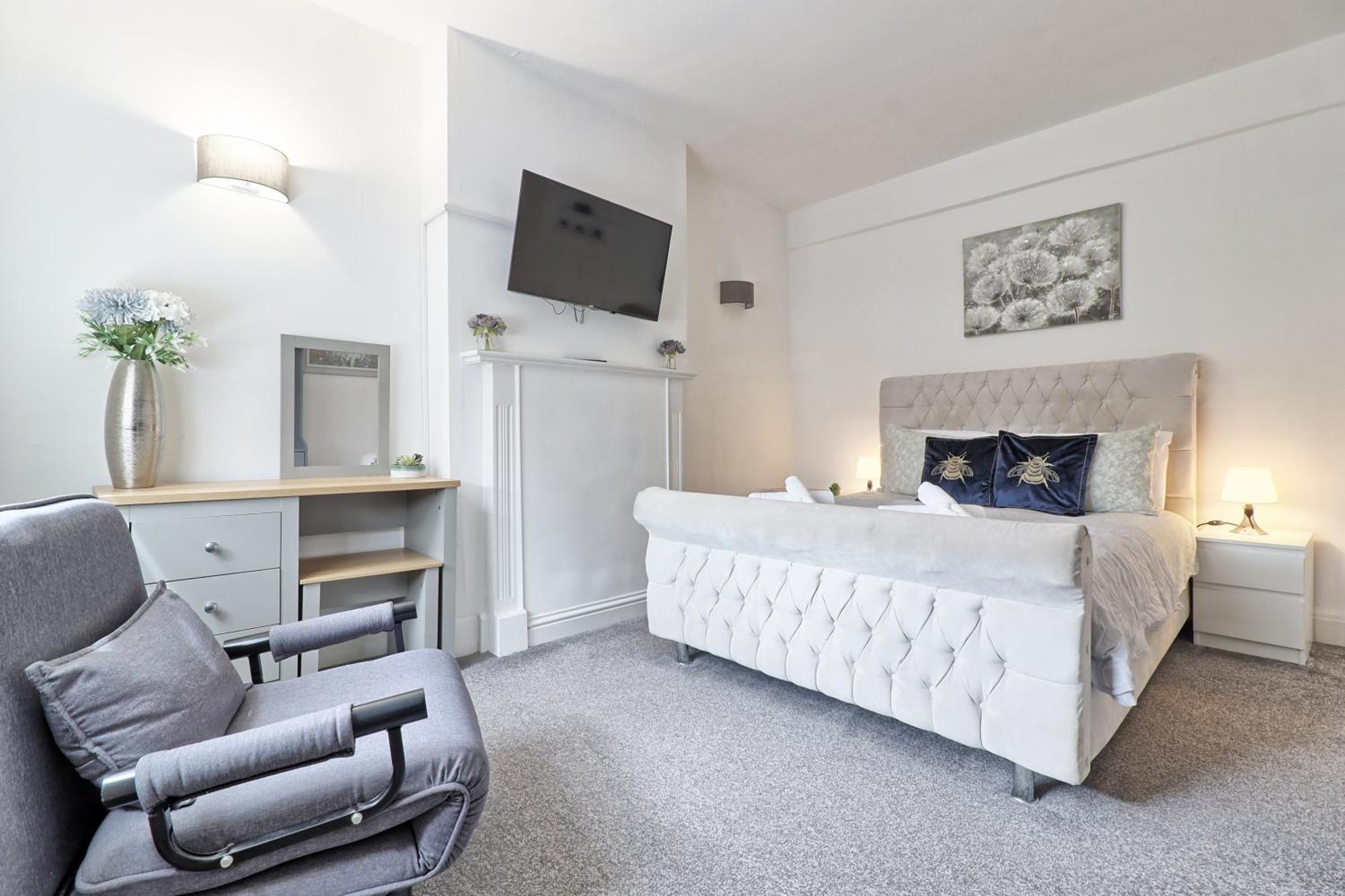 Luxury 3-Bed Apartment Near To London With Parking Hornchurch Kültér fotó