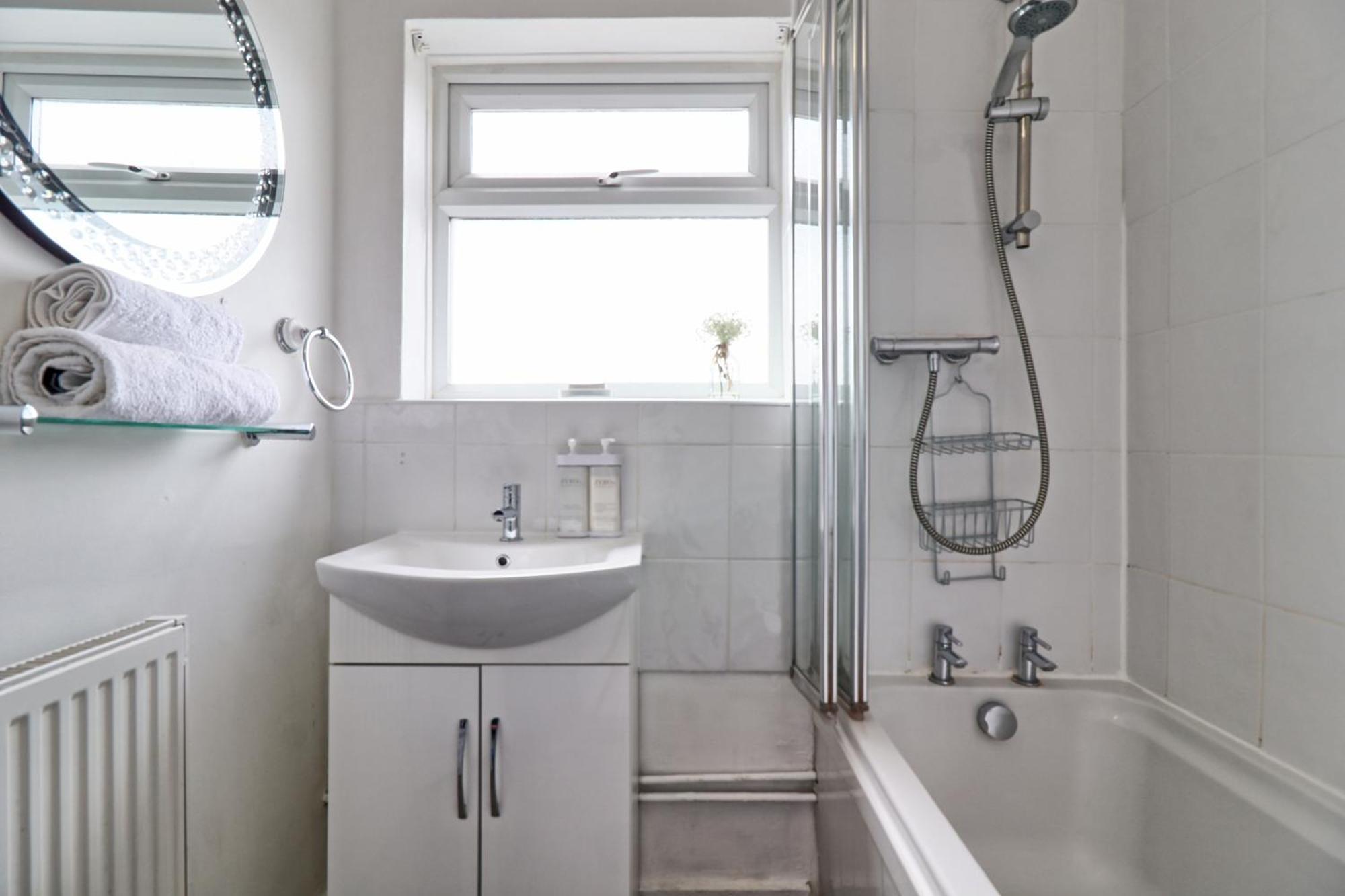 Luxury 3-Bed Apartment Near To London With Parking Hornchurch Kültér fotó