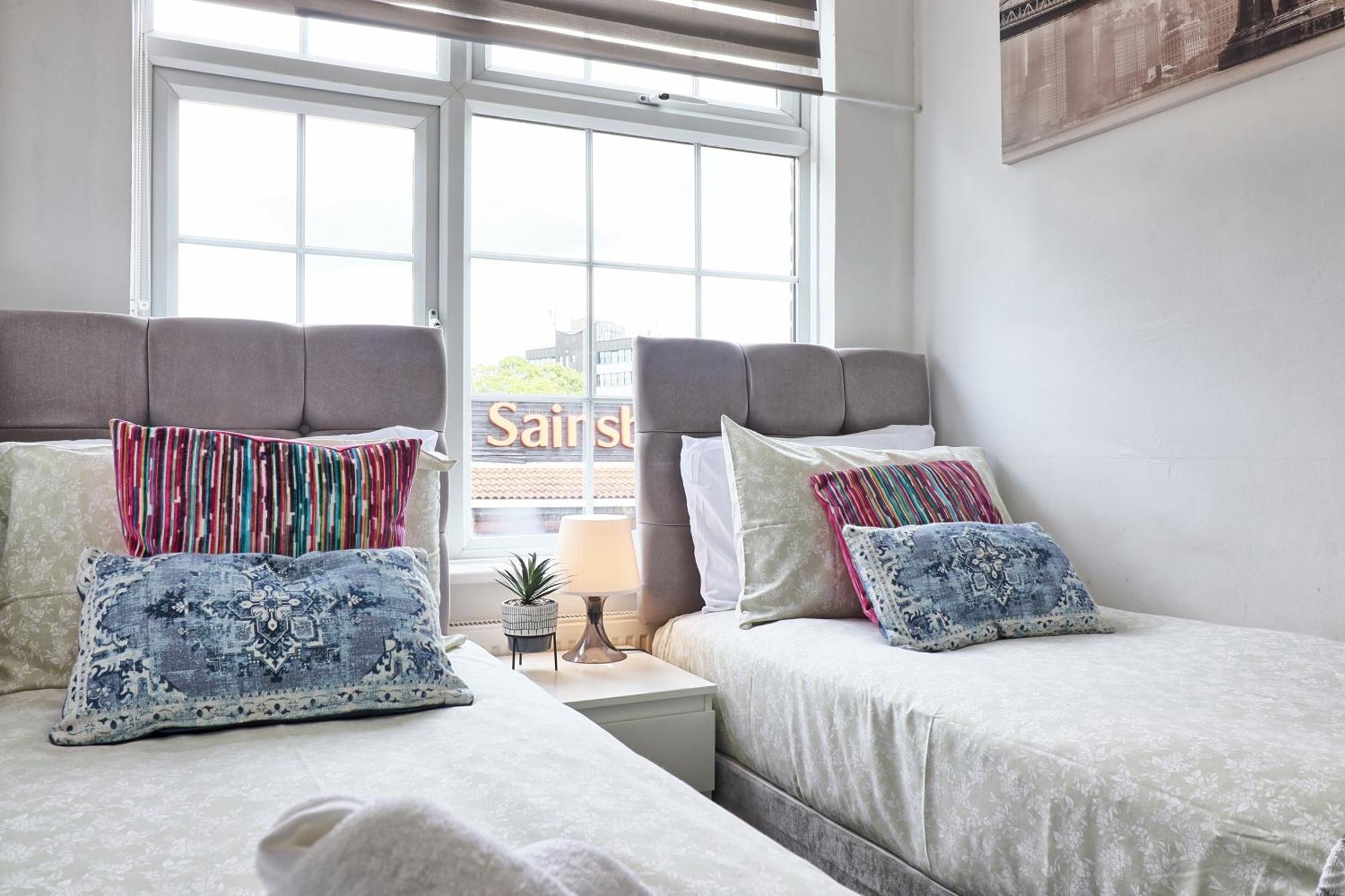 Luxury 3-Bed Apartment Near To London With Parking Hornchurch Kültér fotó