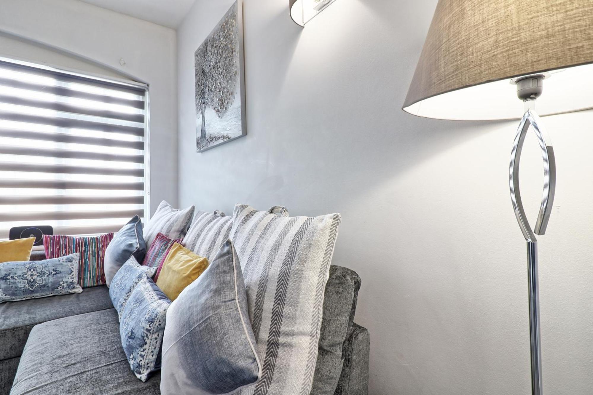 Luxury 3-Bed Apartment Near To London With Parking Hornchurch Kültér fotó