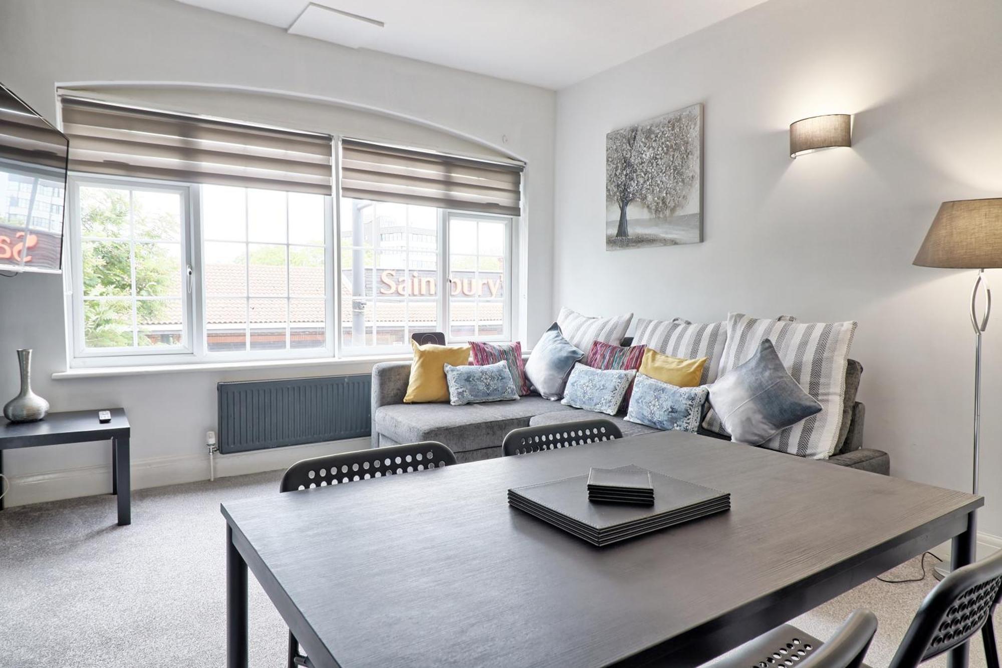 Luxury 3-Bed Apartment Near To London With Parking Hornchurch Kültér fotó