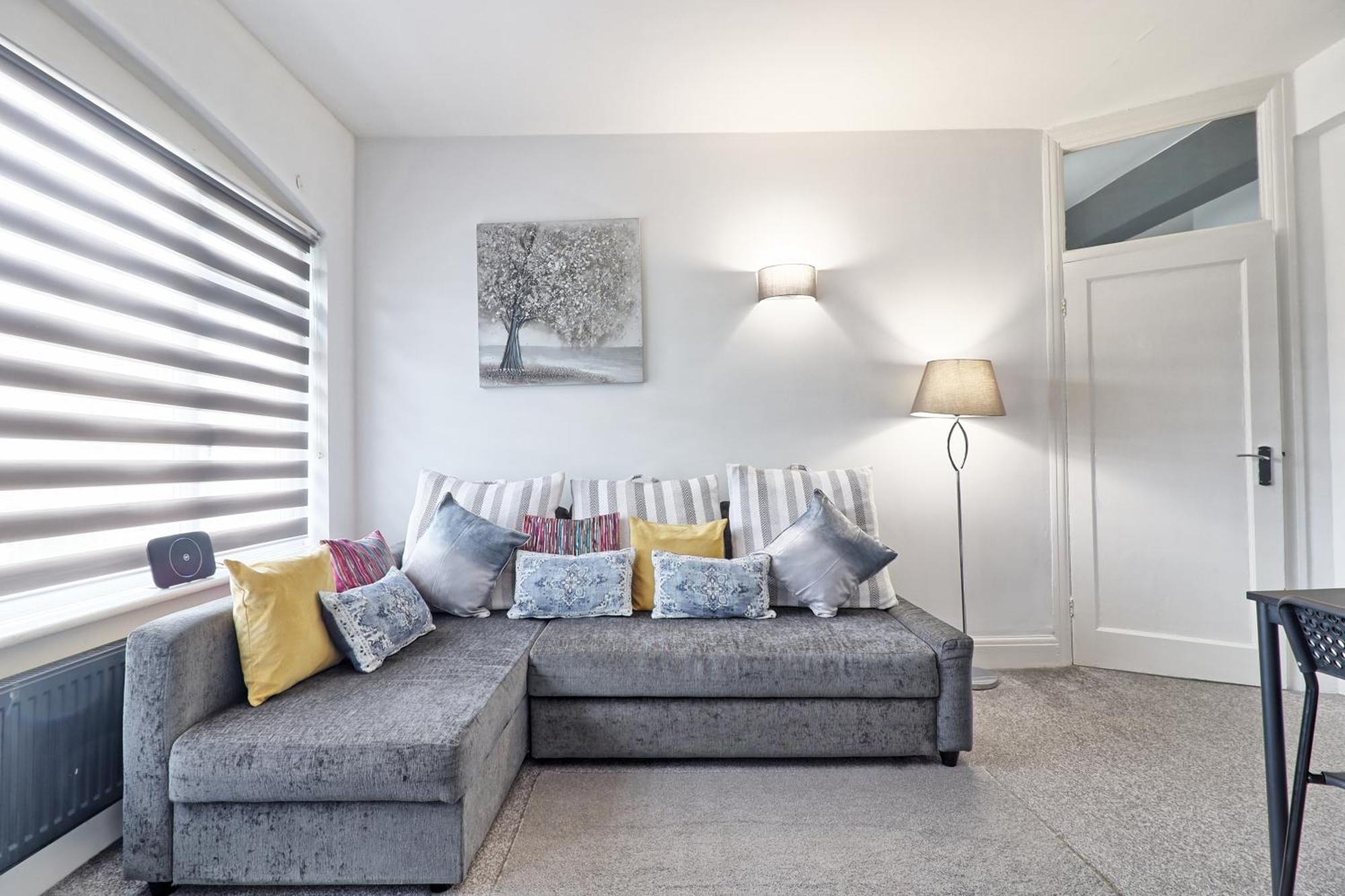 Luxury 3-Bed Apartment Near To London With Parking Hornchurch Kültér fotó