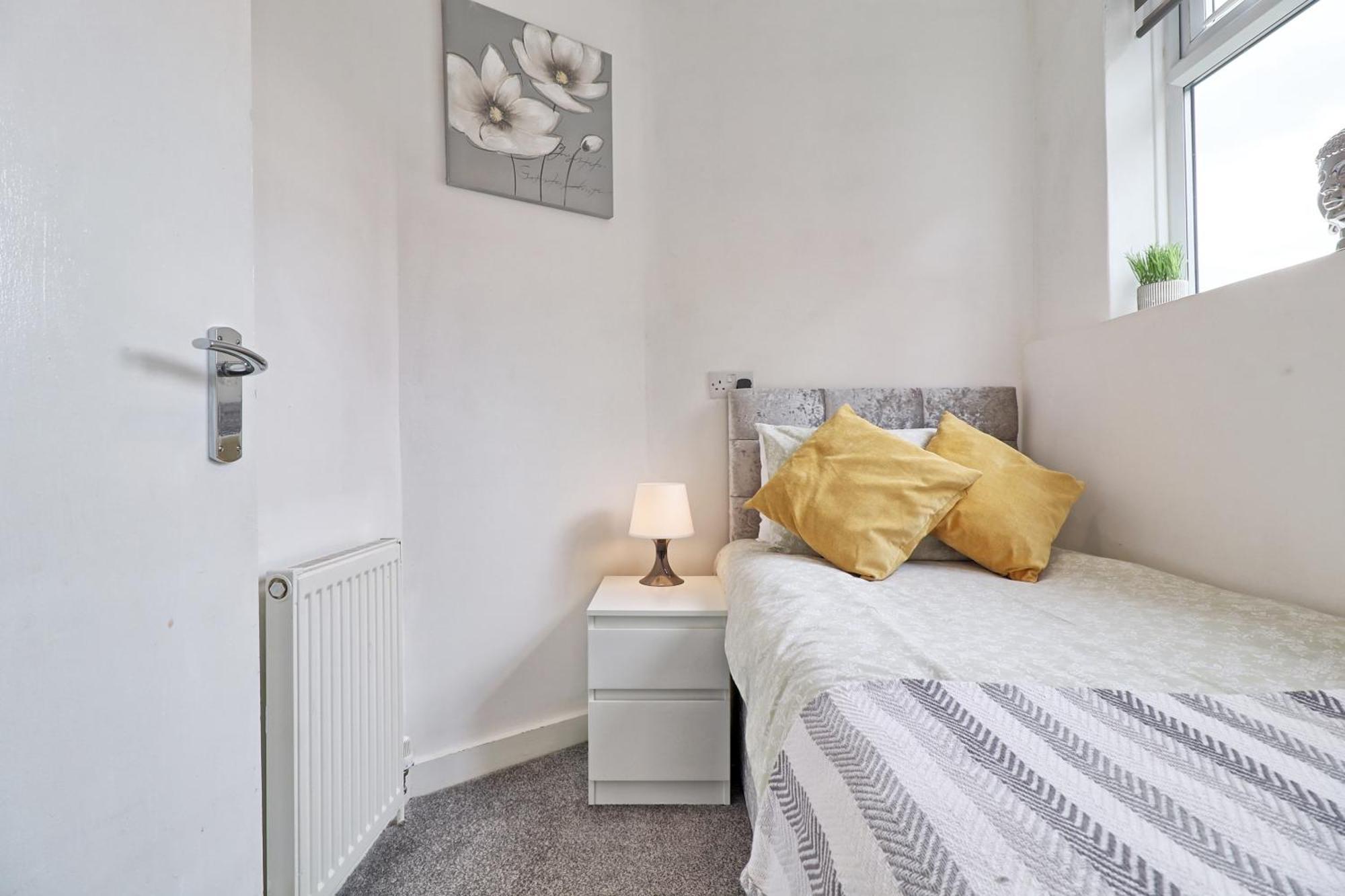 Luxury 3-Bed Apartment Near To London With Parking Hornchurch Kültér fotó