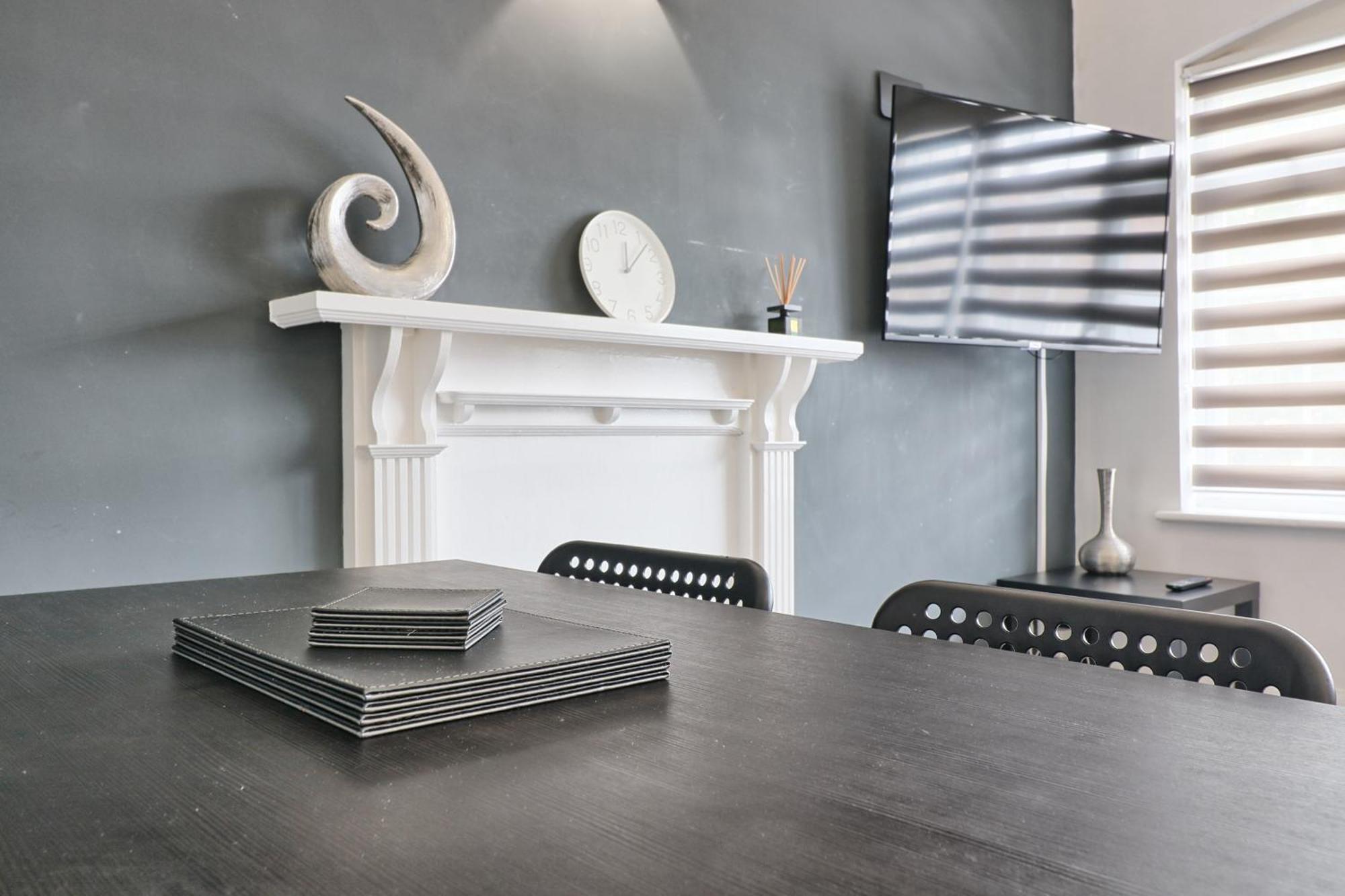 Luxury 3-Bed Apartment Near To London With Parking Hornchurch Kültér fotó