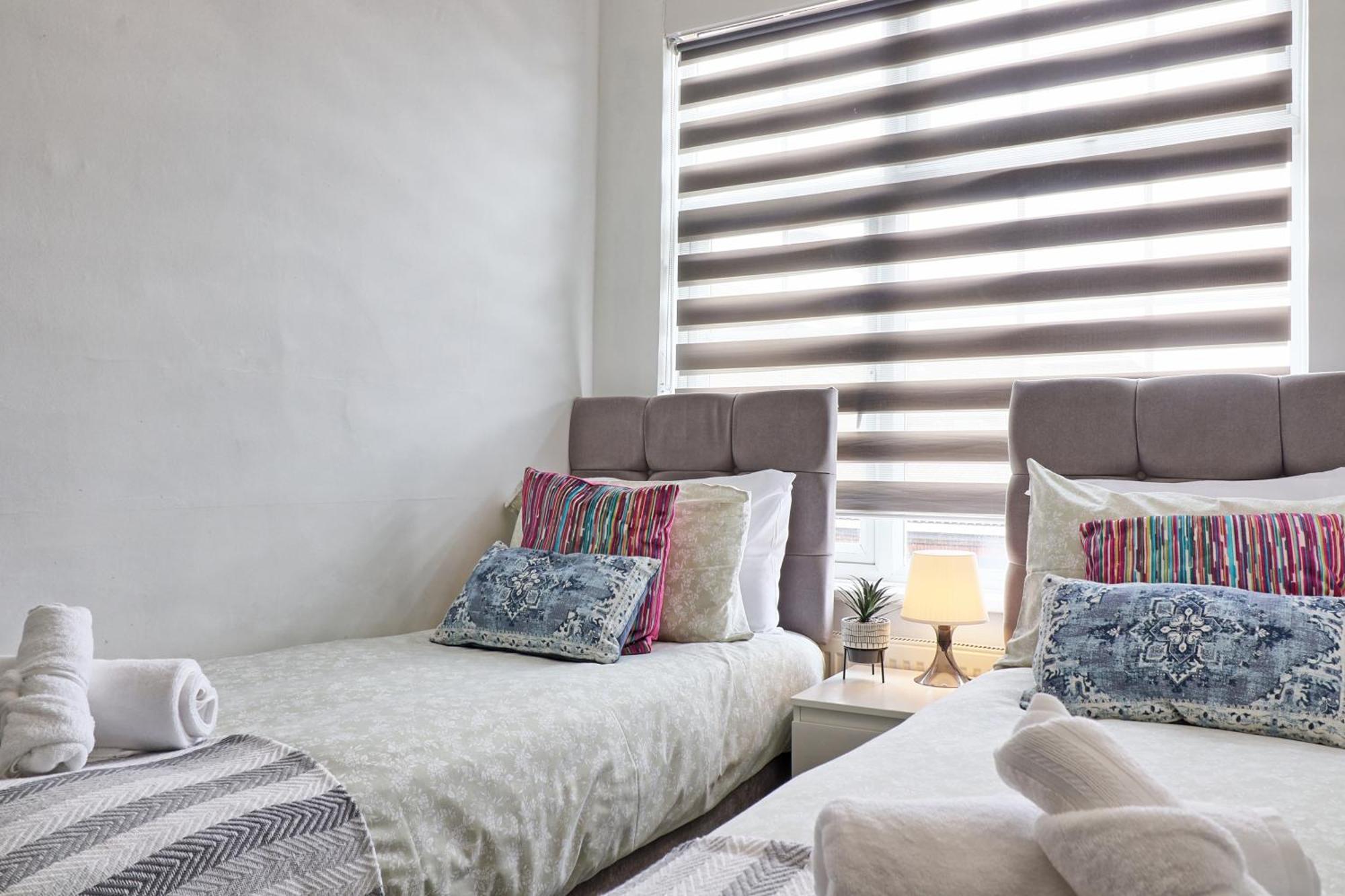 Luxury 3-Bed Apartment Near To London With Parking Hornchurch Kültér fotó